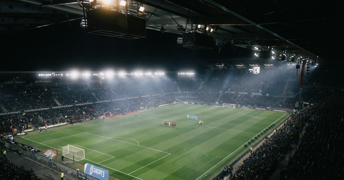 Uno stadio di calcio illuminato di sera